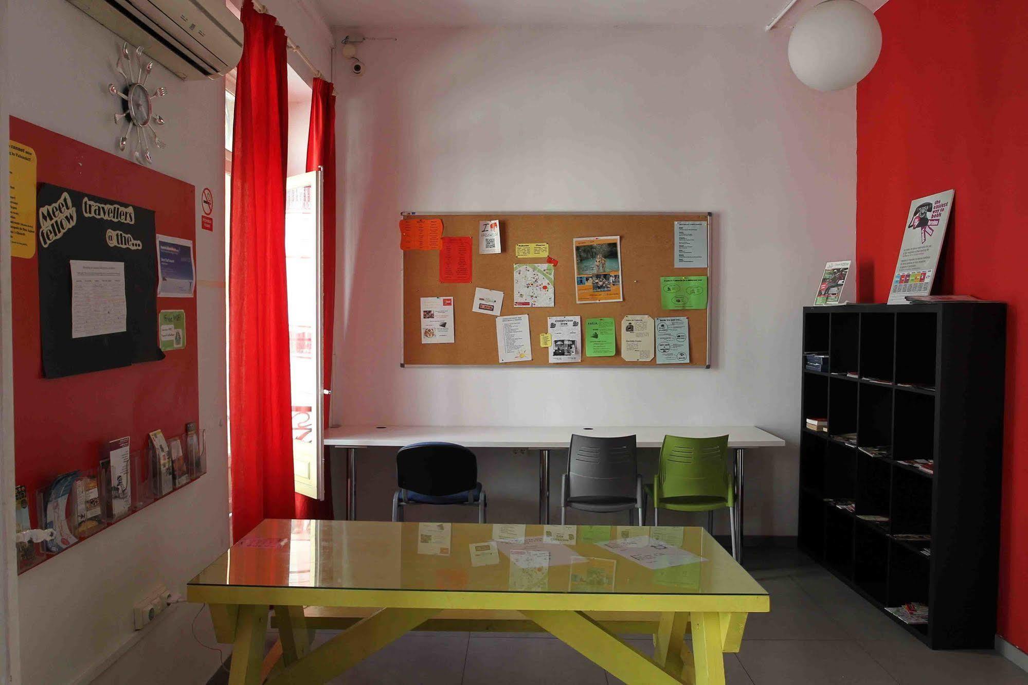 Red Nest Hostel Walencja Zewnętrze zdjęcie